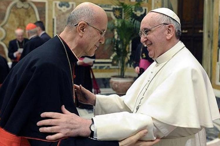 El Papa Francisco saluda a Bertone. (Foto: ABC.es)