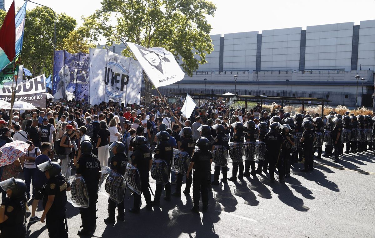 Fuerte despliegue policial en la zona de la embajada de USA en Buenos Aires (Foto: NA). Fuerte despliegue policial en la zona de la embajada de USA en Buenos Aires (Foto: NA).