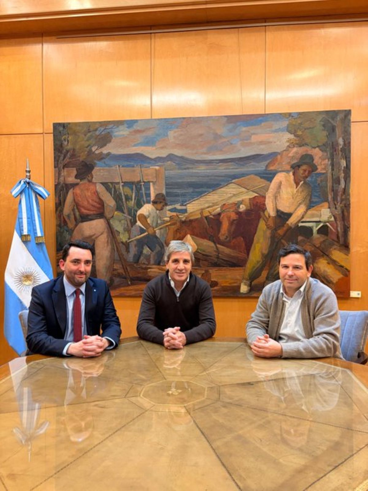 Luis Caputo con José García Hamilton (der) y Juan Ignacio Stampalija (izq), Secretarios Legal y Administrativo saliente y entrante MECON.