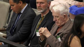 Polémica por la ovación a un inmigrante nazi ucraniano en el Parlamento de Canadá. Polémica por la ovación a un inmigrante nazi ucraniano en el Parlamento de Canadá.