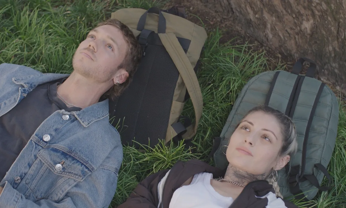 La miniserie enfrenta dos mundos sociales distintos, explorando la salud mental, la violencia urbana y la música como identidad y puente entre personajes. Fuente: Prime Video. La miniserie enfrenta dos mundos sociales distintos, explorando la salud mental, la violencia urbana y la música como identidad y puente entre personajes. Fuente: Prime Video.