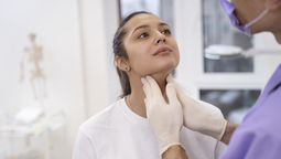 Lo controles médicos son clave para detectar a tiempo el cáncer de tiroides / Imagen de Freepik.