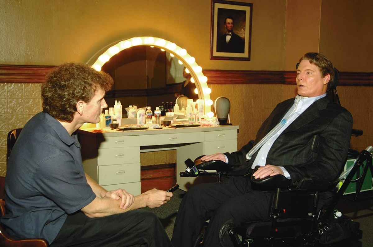 Después de sufrir un accidente de equitación, Reeve quedó paralizado del cuello para abajo. Pero eso no evitó que él siguiera luchando tanto por su vida como las de otros. Después de sufrir un accidente de equitación, Reeve quedó paralizado del cuello para abajo. Pero eso no evitó que él siguiera luchando tanto por su vida como las de otros.