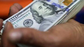 Dolarización minorista récord con flujo comercial desplomado