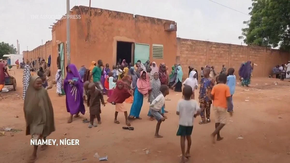 Residentes reclutan ciudadanos de Níger para apoyar a la junta en la eventual guerra contra ECOWAS. Residentes reclutan ciudadanos de Níger para apoyar a la junta en la eventual guerra contra ECOWAS.