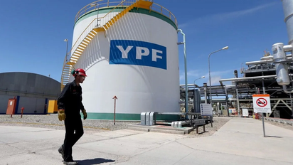 Decenas de petroleros en alerta por la salida de YPF de Santa Cruz se movilizan desde anoche a Las Heras