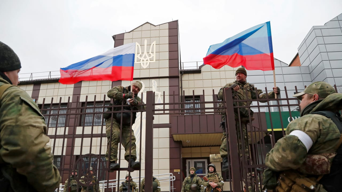 Soldados rusos colocan banderas de Rusia en el ayuntamiento de Lugansk | GENTILEZA SPUTNIK NEWS Soldados rusos colocan banderas de Rusia en el ayuntamiento de Lugansk | GENTILEZA SPUTNIK NEWS