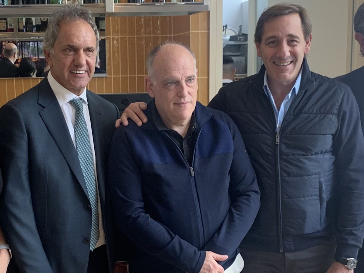 Javier Tebas, en una reunión en 2024 con Scioli y Garro, funcionarios del gobierno de Javier Milei