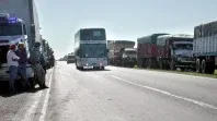 Transportistas protestan a la vera de las rutas en varias provincias. Transportistas protestan a la vera de las rutas en varias provincias.