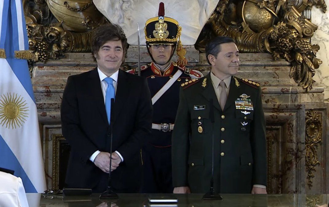 Carlos Presti con Javier Milei, al jurar como ministro de Defensa.