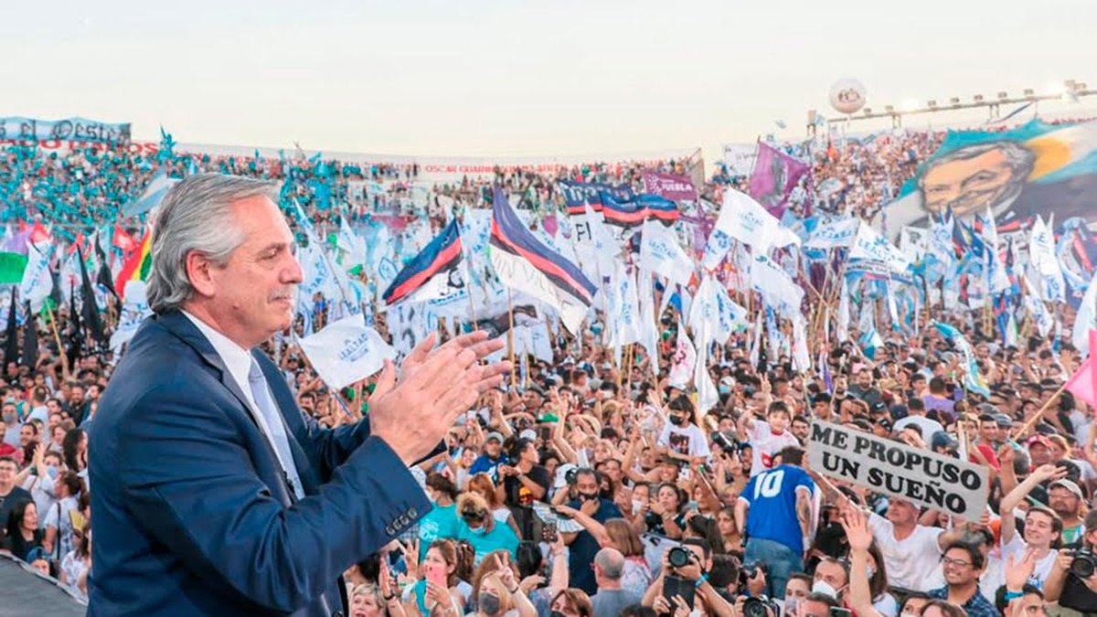 Masivo acto del 2021 en conmemoración a Néstor Kirchner en Morón. El FdT antes más unido, ahora más disperso.