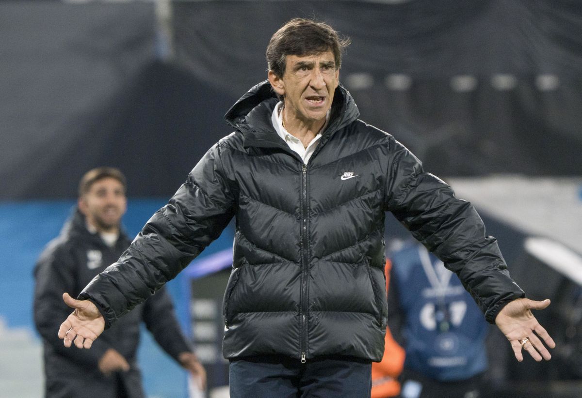 Gustavo Costas aparece en el radar de Boca tras su salida de Racing, mientras el Xeneize busca al sucesor de Claudio Úbeda. Gustavo Costas aparece en el radar de Boca tras su salida de Racing, mientras el Xeneize busca al sucesor de Claudio Úbeda.