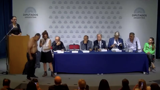 El hombre semidesnudo que se presentó en el evento antivacunas del Congreso. El hombre semidesnudo que se presentó en el evento antivacunas del Congreso.