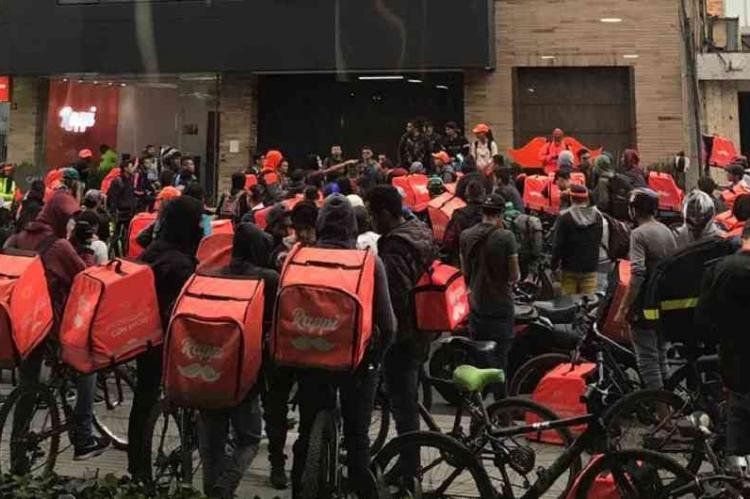 Los repartidores, un espacio clave para Javier Milei en 2023 no tanto por su incidencia electoral sino simbólica en cuanto al apoyo de sectores de bajos recursos socieconómicos. Los repartidores, un espacio clave para Javier Milei en 2023 no tanto por su incidencia electoral sino simbólica en cuanto al apoyo de sectores de bajos recursos socieconómicos.