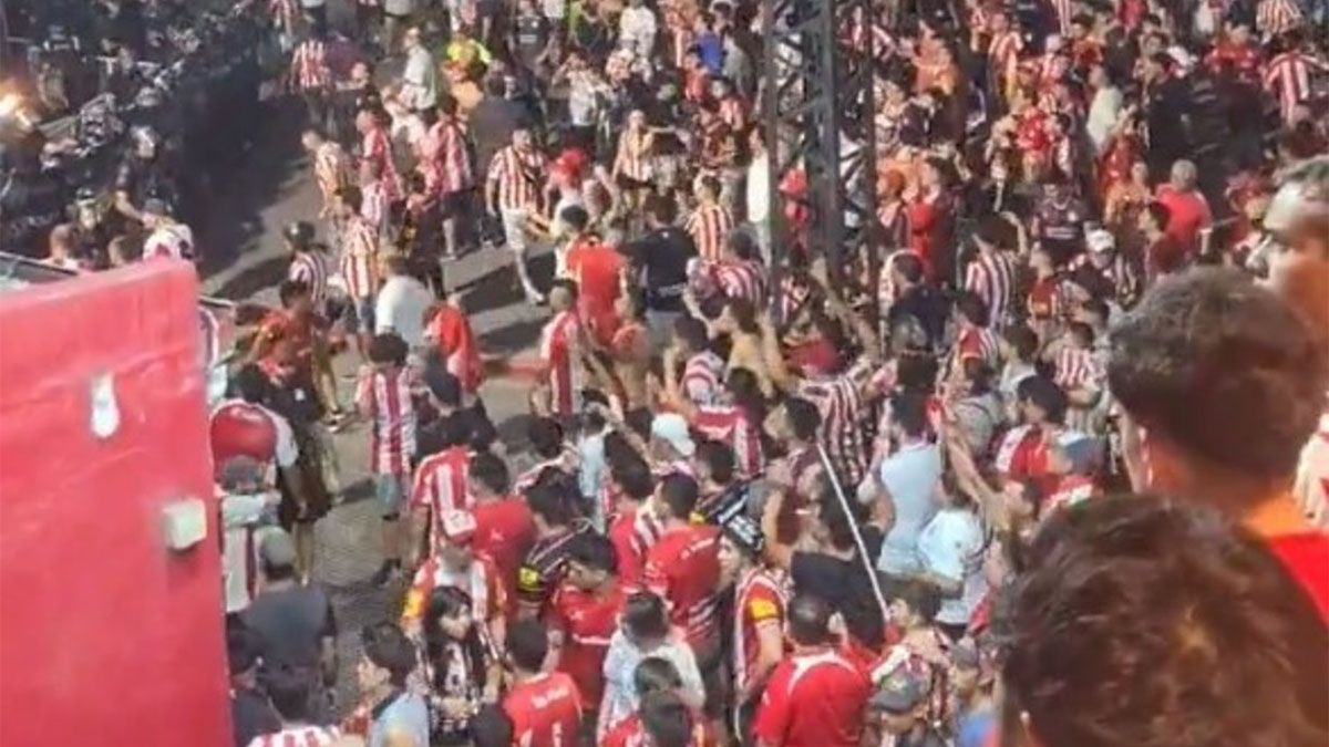 La definición del Reducido de la Primera Nacional terminó en incidentes tras la eliminación de San Martín (T) y hubo chicanas de Atlético Tucumán. La definición del Reducido de la Primera Nacional terminó en incidentes tras la eliminación de San Martín (T) y hubo chicanas de Atlético Tucumán.