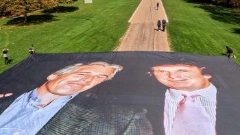 Jeffrey Epstein con Donald Trump por los campos de Windsor Jeffrey Epstein con Donald Trump por los campos de Windsor