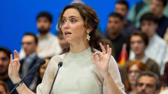 El cierre del Metro de Sol lleva la disputa por la acampada de Madrid al transporte público, mientras sindicatos cuestionan la justificación de Ayuso.