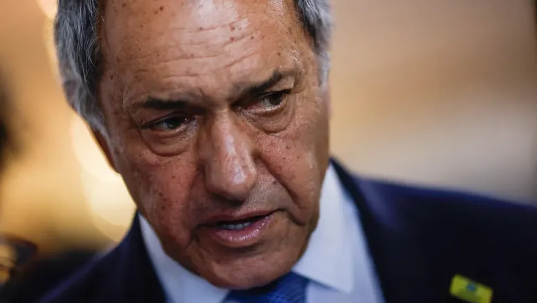 En medio de la oscuridad, Daniel Scioli envió un guiño a Manuel Adorni