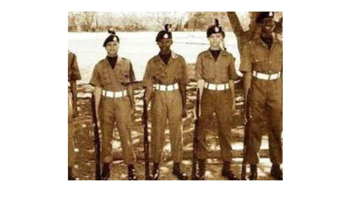 Rihanna como cadete del Ejército en un programa submilitar del Cuerpo de Cadetes de Barbados.