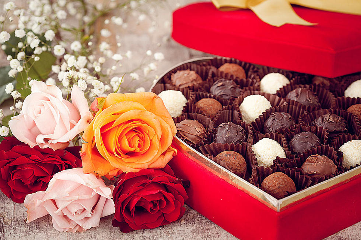 El consumismo hizo resurgir la fiesta de San Valentín como el Día de los Enamorados, que había sido abandonada por la Iglesia. Así, todos los 14 de febrero, las parejas expresan su amor con flores o chocolates.
