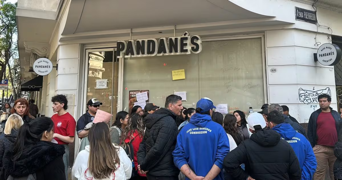 Los trabajadores se enteraron durante la madrugada de que habían sido desvinculados y no pudieron ingresar a los locales para retirar sus pertenencias, ya que la empresa cambió todas las cerraduras. Los trabajadores se enteraron durante la madrugada de que habían sido desvinculados y no pudieron ingresar a los locales para retirar sus pertenencias, ya que la empresa cambió todas las cerraduras.