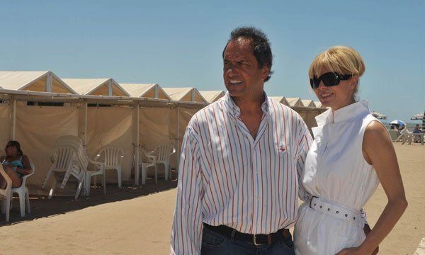 Daniel Scioli y su espoza, Karina Rabolini en Mar del Plata.01/01/2011 (Foto: Prensa Gobernación/Télam).