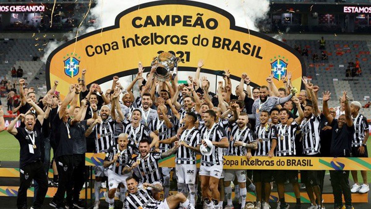 Los hinchas de Athletico Paranaense realizaron gestos racistas a sus pares de Atlético Mineiro que asistieron al partido final de la Copa de Brasil.
