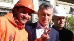 altText(Debate en las redes por la reacción de Macri tras 'chicana' de un obrero)}