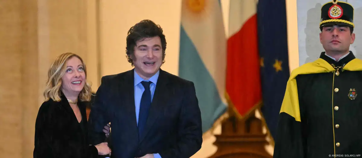 La primera ministra italiana, Giorgia Meloni, recibió al presidente de Argentina, Javier Milei, a su llegada al Palazzo Chigi antes de su reunión en Roma. | Imagen AFP La primera ministra italiana, Giorgia Meloni, recibió al presidente de Argentina, Javier Milei, a su llegada al Palazzo Chigi antes de su reunión en Roma. | Imagen AFP