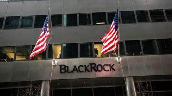 BlackRock, considerada como la empresa de gestión de inversiones estadounidense más grande del mundo en gestión de activos, con unos activos bajo gestión valorados en más de diez billones de dólares. BlackRock, considerada como la empresa de gestión de inversiones estadounidense más grande del mundo en gestión de activos, con unos activos bajo gestión valorados en más de diez billones de dólares.
