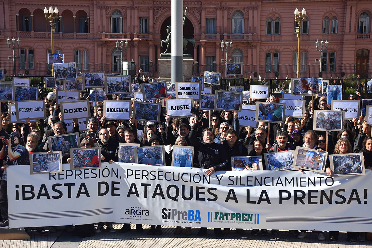 Varios indicadores muestran que Argentina presenta serios retrocesos en cuanto a libertad de prensa, reflejados en la represión y violencia a los periodistas (y también silenciamiento). Fuente: Tiempo Argentino Varios indicadores muestran que Argentina presenta serios retrocesos en cuanto a libertad de prensa, reflejados en la represión y violencia a los periodistas (y también silenciamiento). Fuente: Tiempo Argentino
