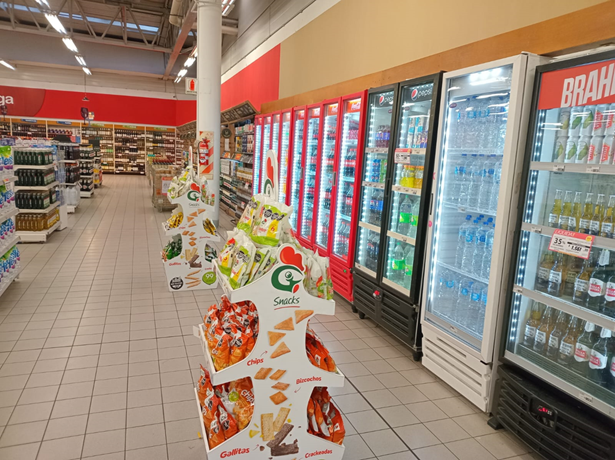 Bebidas alcohólicas y no alcohólicas en picada en los supermercados. vuelve el agua natural y los jugos en polvo a la mesa 