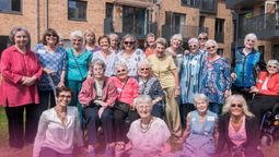 Sólo para mujeres es el primer cohousing senior diseñado en Londres por 26 amigas mayores de 60 años que decidieron vivir juntas a pleno la Tercera Edad. Sólo para mujeres es el primer cohousing senior diseñado en Londres por 26 amigas mayores de 60 años que decidieron vivir juntas a pleno la Tercera Edad.