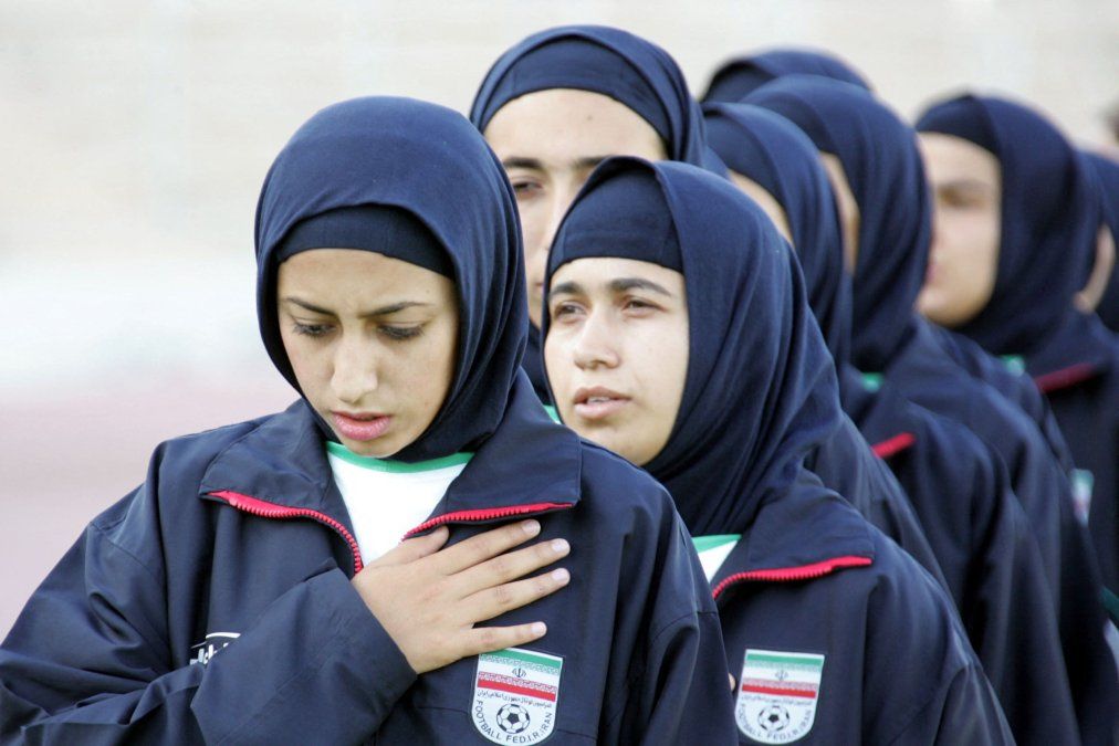 Las jugadoras de la selección femenina de Irán quedaron en el centro de la polémica tras negarse a cantar el himno nacional antes de un partido de la Copa Asiática.