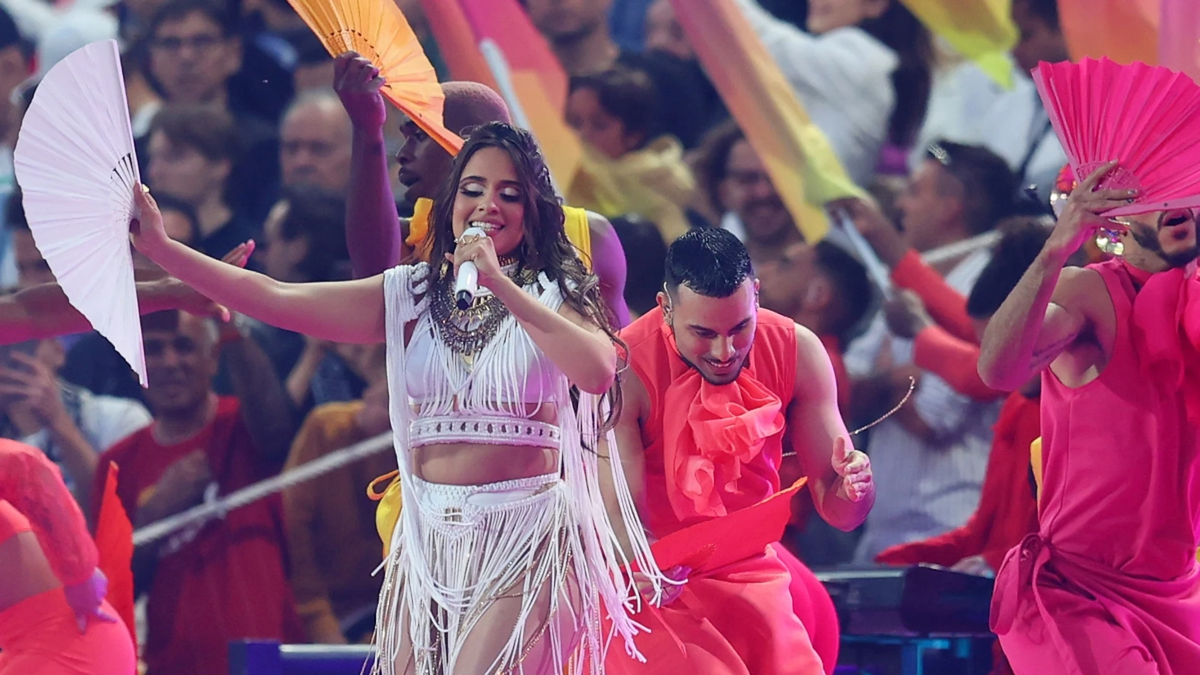 Mucho color y energía latina en la presentación de la artista cubana en la final de la Champions.