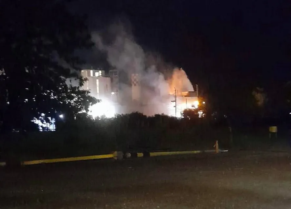 La planta de Atanor en San Nicolás está clausurada por la explosión de marzo y los vecinos exigen que sea reubicada por la contaminación. La planta de Atanor en San Nicolás está clausurada por la explosión de marzo y los vecinos exigen que sea reubicada por la contaminación.