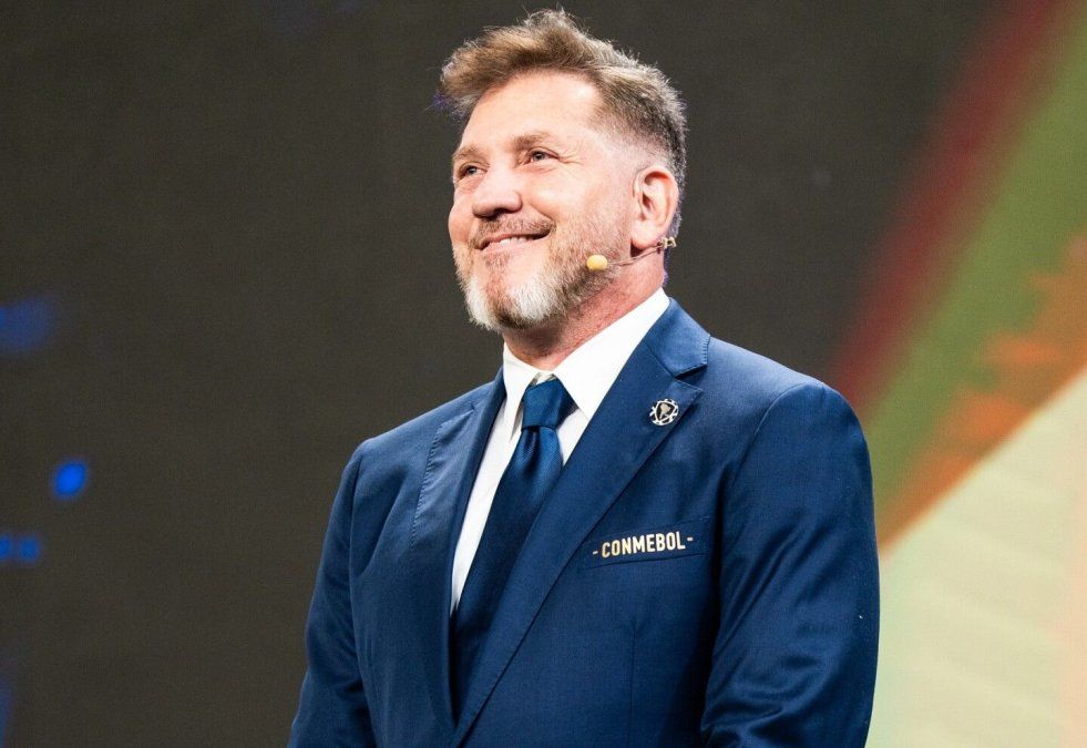 Alejandro Domínguez y una idea bastante ridícula, que toda Sudamérica esté clasificada al Mundial 2030. Alejandro Domínguez y una idea bastante ridícula, que toda Sudamérica esté clasificada al Mundial 2030.