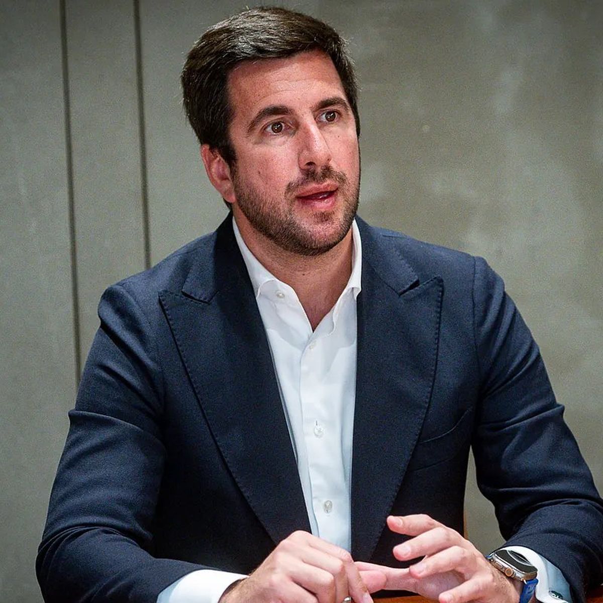 Enrique Riquelme, fundador de Cox, reúne dos activos clave para disputar la presidencia del Real Madrid: más de 20 años como socio y músculo económico. Enrique Riquelme, fundador de Cox, reúne dos activos clave para disputar la presidencia del Real Madrid: más de 20 años como socio y músculo económico.