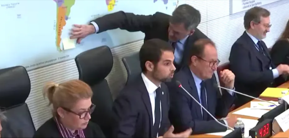 El papel adhesivo sobre el archipiélago evitó un incidente diplomático mayor... El papel adhesivo sobre el archipiélago evitó un incidente diplomático mayor...