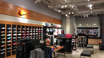 Outlet remata zapatillas y ropa a precios bomba y todos están arrasando