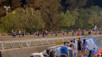 Loshinchas de Godoy Cruz se enfrentaron con la Policía de Mendoza lo que provocóque el duelo frente a Sarmiento de Junín estuviera demorado en dos ocasiones. Loshinchas de Godoy Cruz se enfrentaron con la Policía de Mendoza lo que provocóque el duelo frente a Sarmiento de Junín estuviera demorado en dos ocasiones.