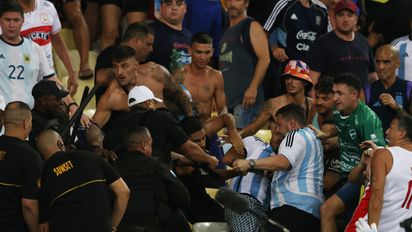 El “Dibu” Martínez enfrentó a la policía en Brasil: Picante video