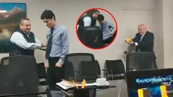 Alcalde de Perú genera controversia al utilizar pistola eléctrica contra su asesor en polémico video Alcalde de Perú genera controversia al utilizar pistola eléctrica contra su asesor en polémico video