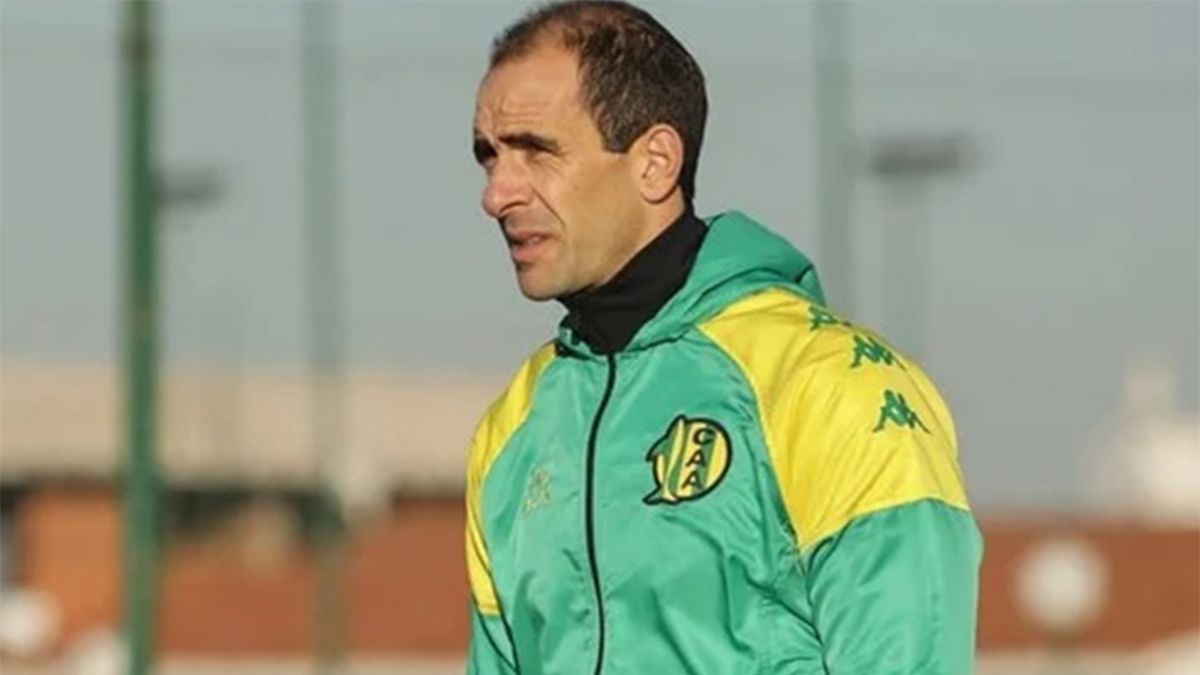 Aldosivi atraviesa una dura crisis institucional y futbolística que arrancó con la quema autos, ahora, echó al DT Leandro Somoza.