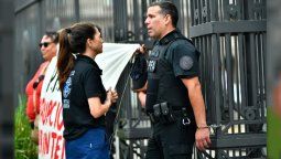 El efectivo de la Policía Federal esposado a la Casa Rosada.