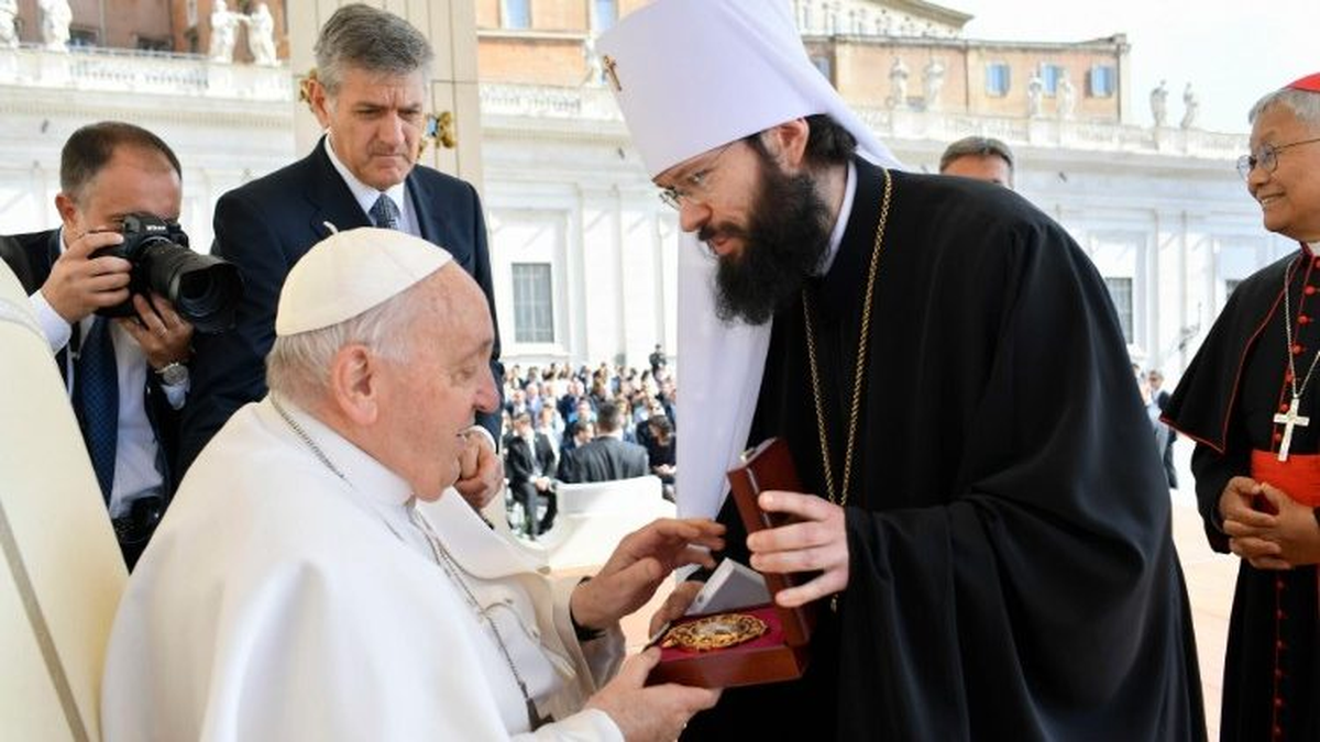 El metropolita Antonio de Volokolamsk, "con la bendici&oacute;n" del Patriarca Kirill" y el Papa Francisco.