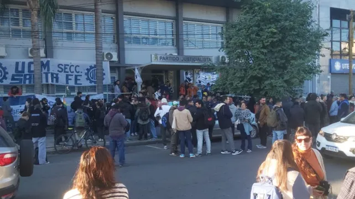 La militancia peronista se concentró frente a la sede del PJ provincial. La militancia peronista se concentró frente a la sede del PJ provincial. 
