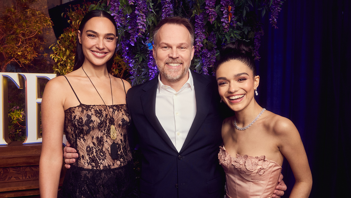La relación entre las actrices es tensa debido a diferencias de edad y sus posturas políticas (Rachel Zegler es pro-Palestina y Gal Gadot, pro-Israel). Además, Gadot no coincide en criticar la película original como hace Zegler. La relación entre las actrices es tensa debido a diferencias de edad y sus posturas políticas (Rachel Zegler es pro-Palestina y Gal Gadot, pro-Israel). Además, Gadot no coincide en criticar la película original como hace Zegler.