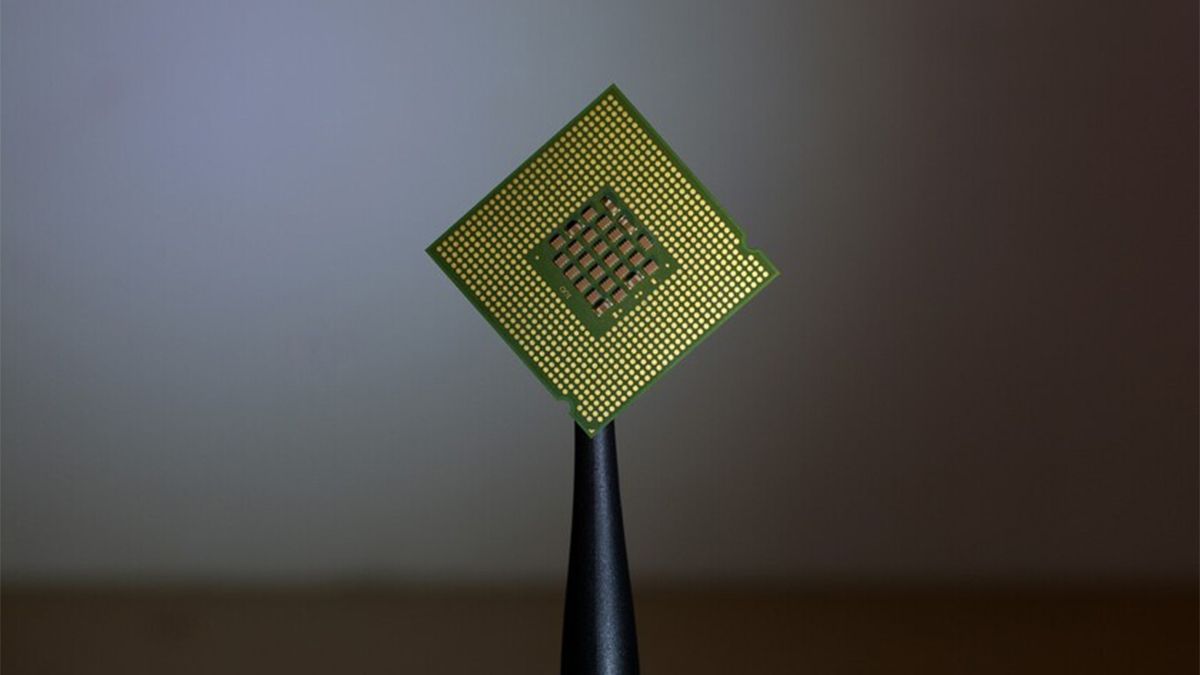 Un grupo de científicos desarrolló en Italia un chip revolucionario que aumenta la velocidad de la computadora y a reducir el consumo de la energía. Un grupo de científicos desarrolló en Italia un chip revolucionario que aumenta la velocidad de la computadora y a reducir el consumo de la energía.