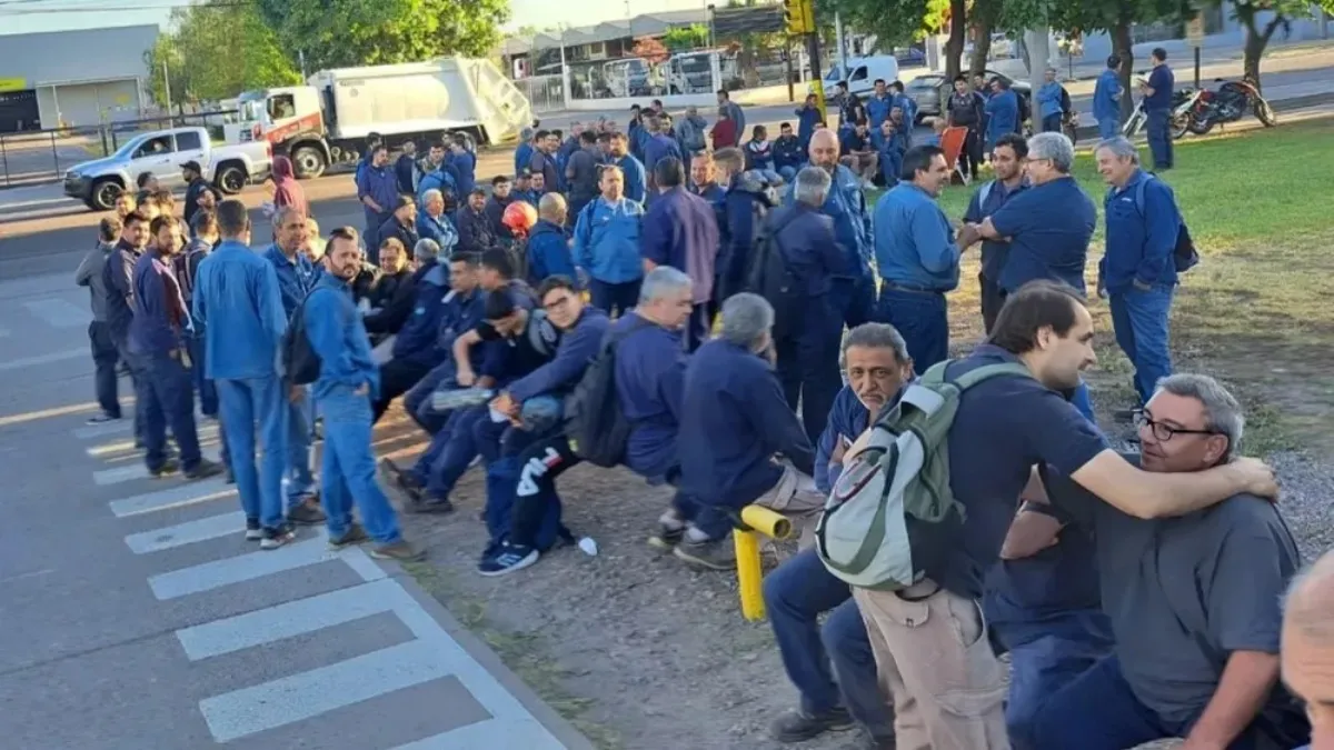 Los trabajadores de IMPSA volvieron a los paros por el pago en cuotas de los salarios y el aguinaldo. Los trabajadores de IMPSA volvieron a los paros por el pago en cuotas de los salarios y el aguinaldo.